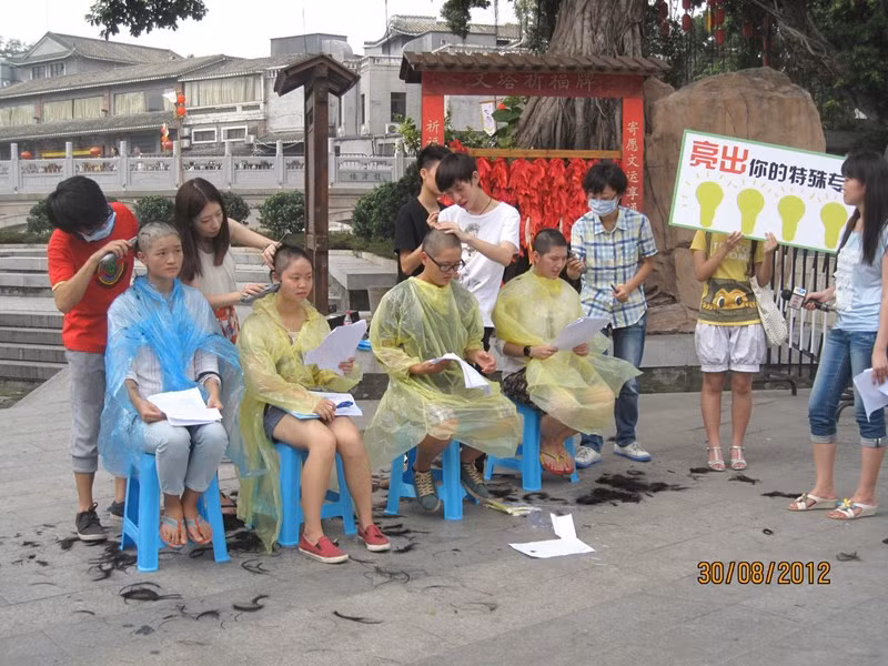Hy sinh mái tóc, một góc con người