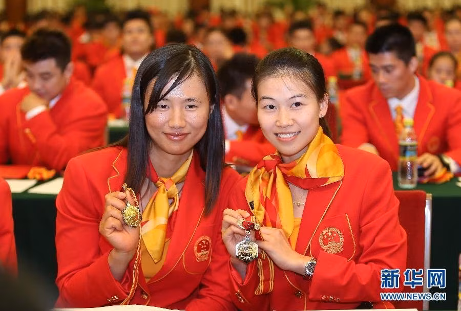 Chụp ảnh lưu niệm cùng tấm huy chương Olympic