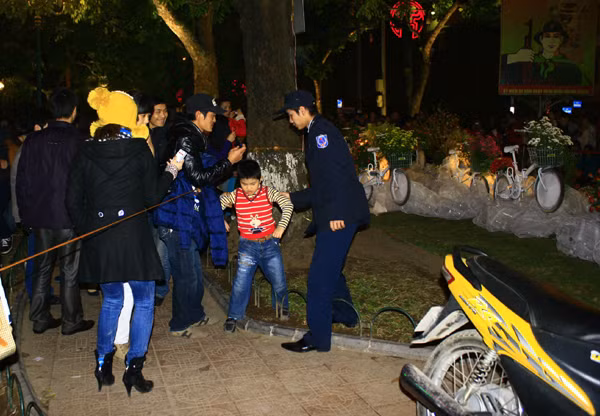 Đáng ngạc nhiên là tại Phố hoa 2012, những người dân thiếu ý thức lại là... trẻ em và những người "khuyến khích" cho các em lại là các bậc phụ huynh Đáng ngạc nhiên là tại Phố hoa 2012, những người dân thiếu ý thức lại là... trẻ em và những người "khuyến khích" cho các em lại là các bậc phụ huynh