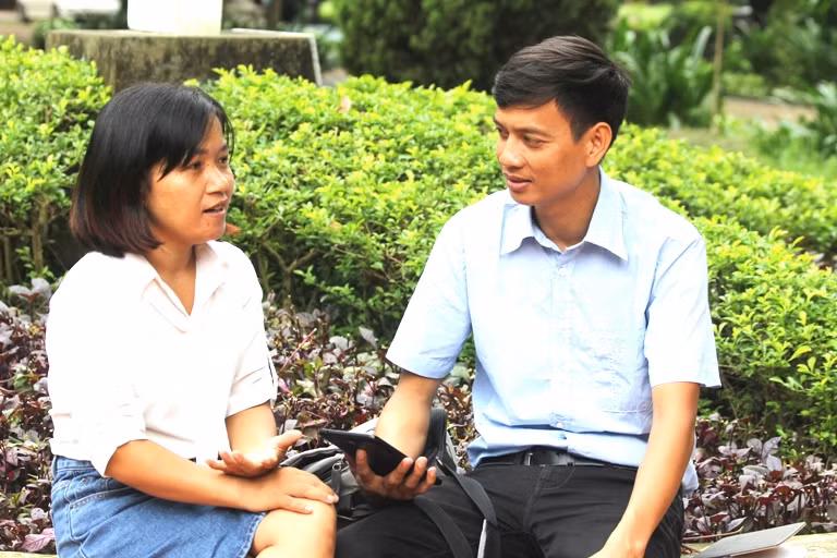 Cô Phạm Thị Phương người bên phải và tác giả bài viết (ảnh Hồng Nhung).