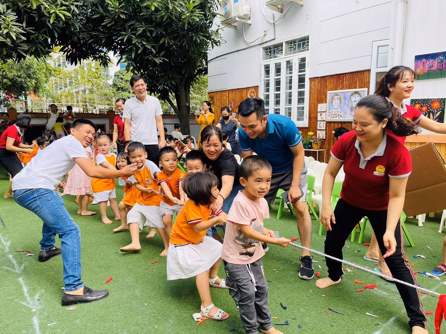 Quý cha mẹ học sinh tham gia vui chơi cùng các con, đúng theo tinh thần và chủ đề “WE ARE THE BIG FAMILY”. (Ảnh: Nhà trường) Quý cha mẹ học sinh tham gia vui chơi cùng các con, đúng theo tinh thần và chủ đề “WE ARE THE BIG FAMILY”. (Ảnh: Nhà trường)