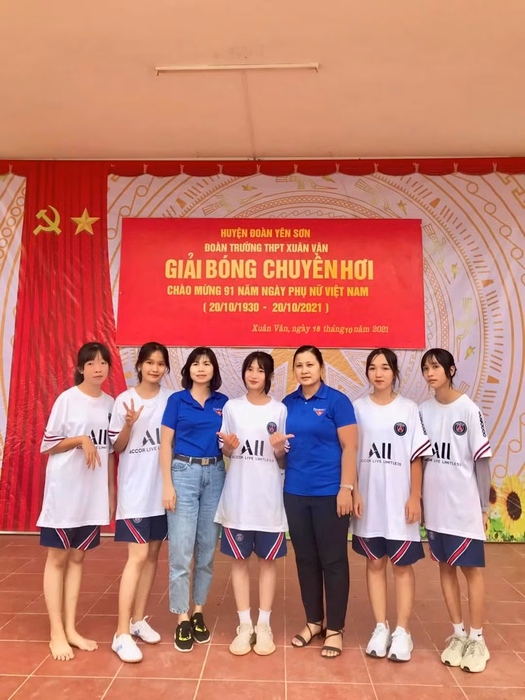 Cô Thu (thứ ba từ phải sang) chụp ảnh cùng giáo viên và học sinh tại giải bóng chuyền hơi do nhà trường tổ chức (Ảnh: NVCC) Cô Thu (thứ ba từ phải sang) chụp ảnh cùng giáo viên và học sinh tại giải bóng chuyền hơi do nhà trường tổ chức (Ảnh: NVCC)