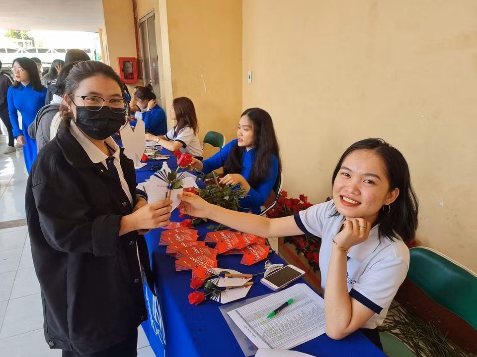 Nữ tân sinh viên được tặng hoa hồng khi đến dự lễ khai giảng (ảnh: P.L)