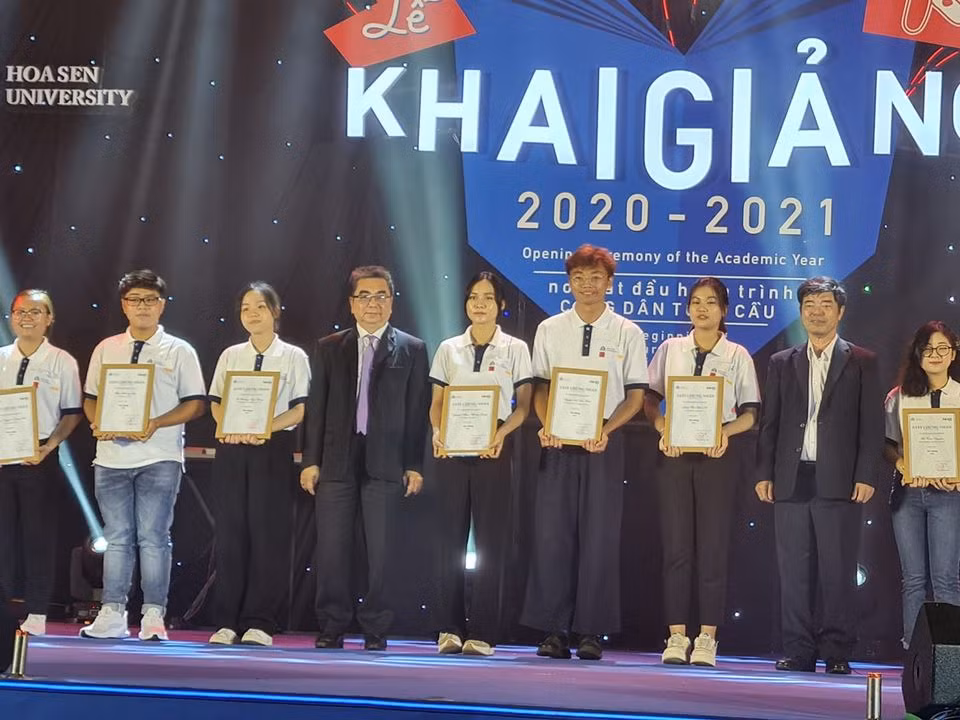 Lãnh đạo nhà trường, tập đoàn NHG trao học bổng cho các tân sinh viên trong lễ khai giảng (ảnh: P.L)