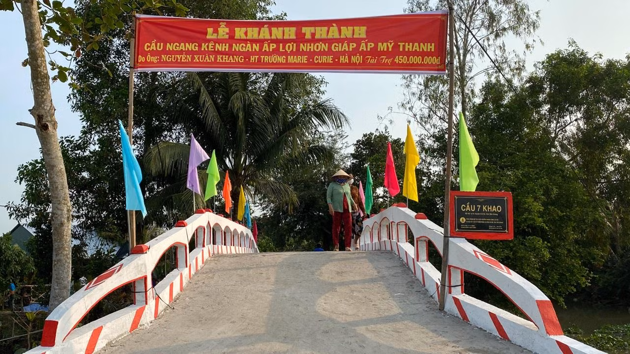 Nghĩ đến việc trẻ được đi học, người lớn đi làm trên chiếc cầu rộng rãi, thầy Nguyễn Xuân Khang - Hiệu trưởng trường Marie Curie, Hà Nội vui khôn xiết Nghĩ đến việc trẻ được đi học, người lớn đi làm trên chiếc cầu rộng rãi, thầy Nguyễn Xuân Khang - Hiệu trưởng trường Marie Curie, Hà Nội vui khôn xiết