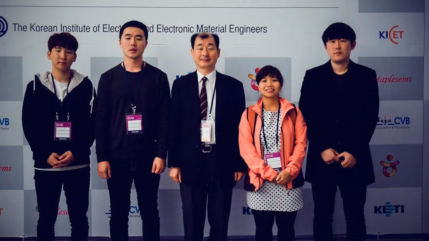 Tiến sĩ Đinh Thị Hinh chụp hình cùng giáo sư và đồng nghiệp ở Hàn Quốc (ảnh: NVCC)