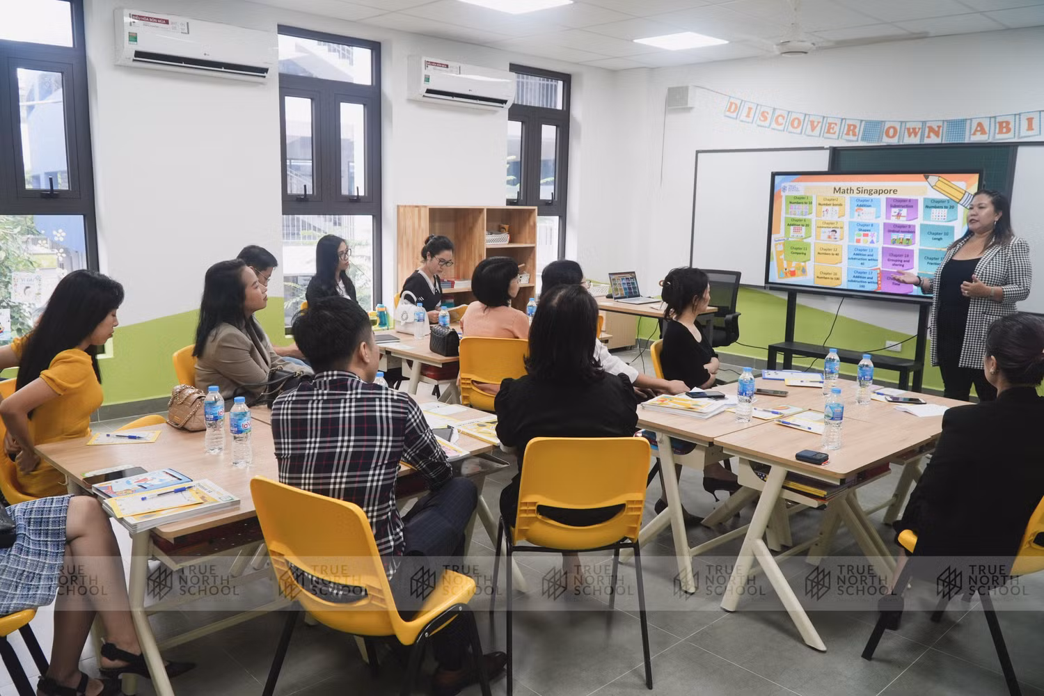 Tại buổi họp phụ huynh của True North School, phụ huynh không chỉ được gặp giáo viên chủ nhiệm, mà còn được “họp” cùng tất cả các giáo viên bộ môn để tìm hiểu cách các thầy cô dẫn dắt các con trong từng môn học và tổ chức tập thể lớp ra sao. Tại buổi họp phụ huynh của True North School, phụ huynh không chỉ được gặp giáo viên chủ nhiệm, mà còn được “họp” cùng tất cả các giáo viên bộ môn để tìm hiểu cách các thầy cô dẫn dắt các con trong từng môn học và tổ chức tập thể lớp ra sao.