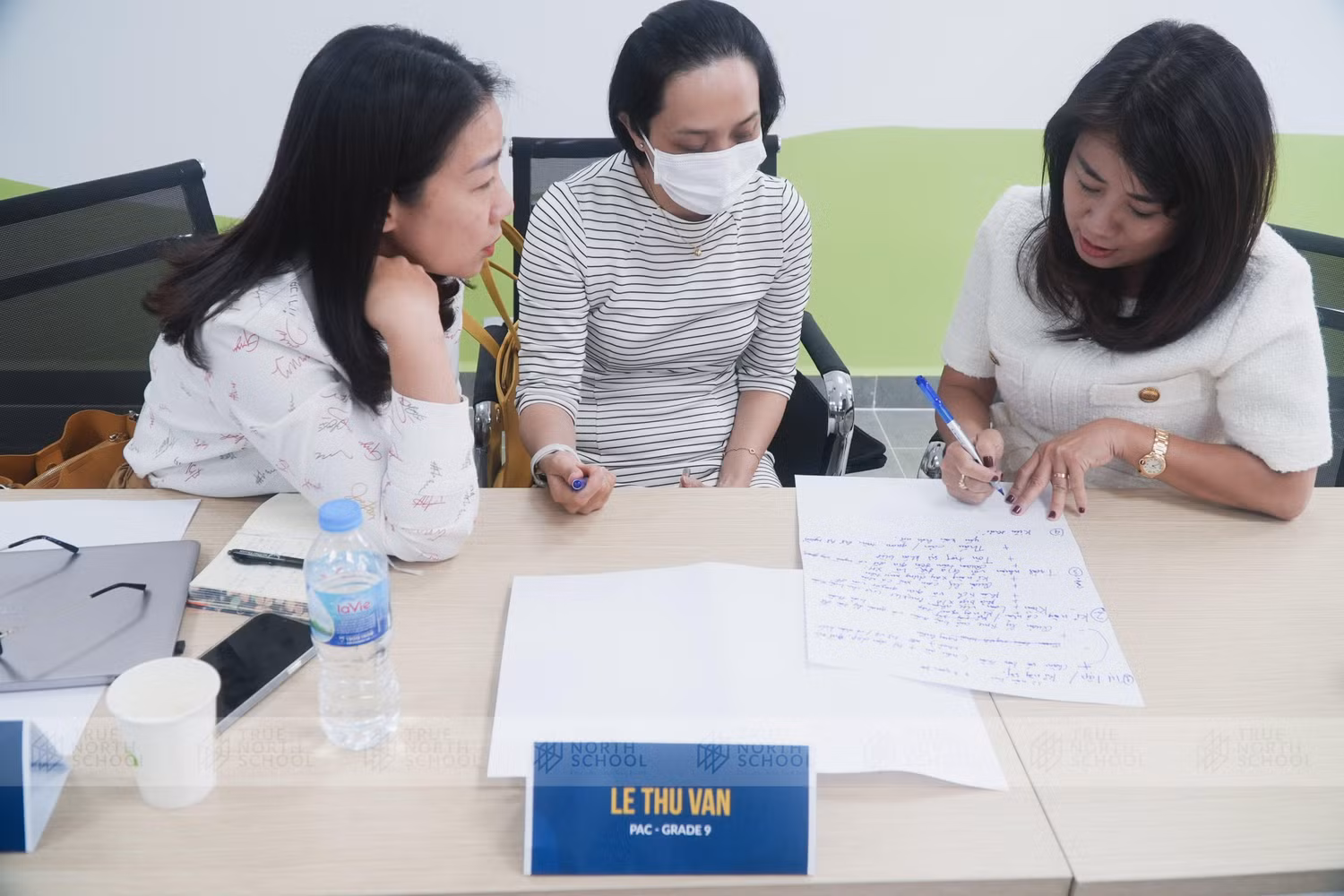 Phụ huynh không chỉ đưa yêu cầu, mà chính là người cùng nhà trường lên kế hoạch để cùng định hướng và giáo dục con. Phụ huynh không chỉ đưa yêu cầu, mà chính là người cùng nhà trường lên kế hoạch để cùng định hướng và giáo dục con.
