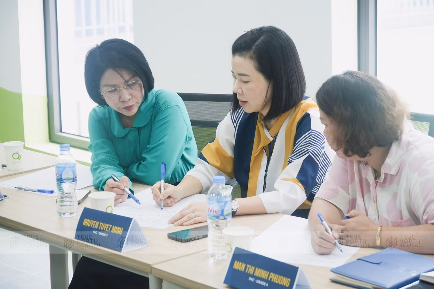 Các phụ huynh chia nhóm để cùng nhà trường thảo luận: Cần làm gì để hoàn thiện 4 trụ cột xuất sắc cho con ngay từ trên ghế nhà trường. 4 trụ cột thành công của True North School bao gồm Bản lĩnh học tập (Academic Rigor), Kỹ năng công dân toàn cầu (Global Citizenry), Sức khỏe (Wellness) và Phát triển tính cách (Character Development). Các phụ huynh chia nhóm để cùng nhà trường thảo luận: Cần làm gì để hoàn thiện 4 trụ cột xuất sắc cho con ngay từ trên ghế nhà trường. 4 trụ cột thành công của True North School bao gồm Bản lĩnh học tập (Academic Rigor), Kỹ năng công dân toàn cầu (Global Citizenry), Sức khỏe (Wellness) và Phát triển tính cách (Character Development).