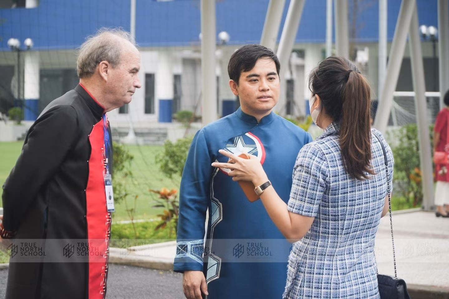 Thầy Tổng Hiệu trưởng Michael Lambert và CEO - Thầy Danny Hwang đang trao đổi cùng phụ huynh. Thầy Tổng Hiệu trưởng Michael Lambert và CEO - Thầy Danny Hwang đang trao đổi cùng phụ huynh.