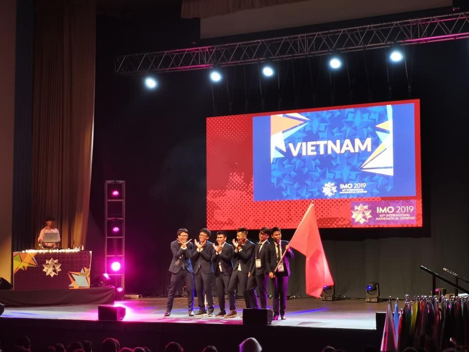 Đoàn học sinh Việt Nam ăn mừng chiến thắng trên sân khấu trao giải Olympic Toán học quốc tế 2019. Ảnh chỉ mang tính chất minh họa, nguồn: Laodong.vn Đoàn học sinh Việt Nam ăn mừng chiến thắng trên sân khấu trao giải Olympic Toán học quốc tế 2019. Ảnh chỉ mang tính chất minh họa, nguồn: Laodong.vn