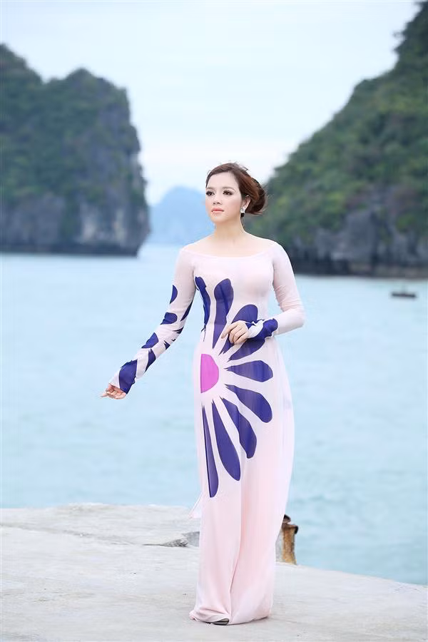 Đại sứ Lý Nhã Kỳ khoe dáng tại đảo Ti Tốp - vịnh Hạ Long vào tháng 12/2011. Đại sứ Lý Nhã Kỳ khoe dáng tại đảo Ti Tốp - vịnh Hạ Long vào tháng 12/2011.