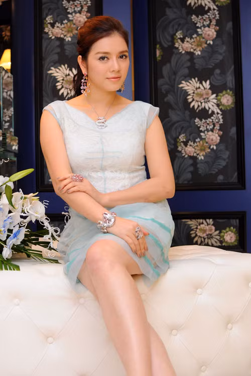 Liên tục phải ngồi trên máy bay, thức khuya, dậy sớm khiến cô rơi vào trạng thái thiếu ngủ trầm trọng. Chính vì thế thần sắc của người đẹp kém tươi hơn mọi khi. (Theo zing)