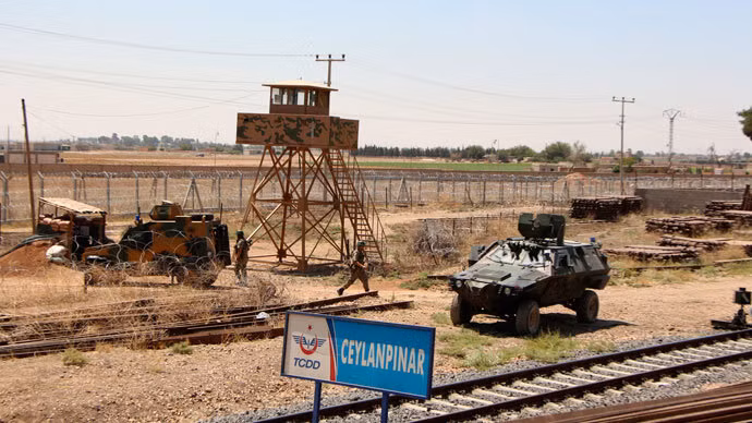 Lực lượng an ninh Thổ Nhĩ Kỳ tuần tra tại khu vực biên giới với Syria ở Ceylanpinar, tỉnh Sanliurfa