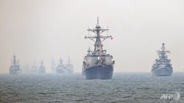 USS Fitzgerald (giữa) sẽ làm nhiệm vụ trực chiến ở ngoài khơi bờ biển Hàn Quốc. USS Fitzgerald (giữa) sẽ làm nhiệm vụ trực chiến ở ngoài khơi bờ biển Hàn Quốc.