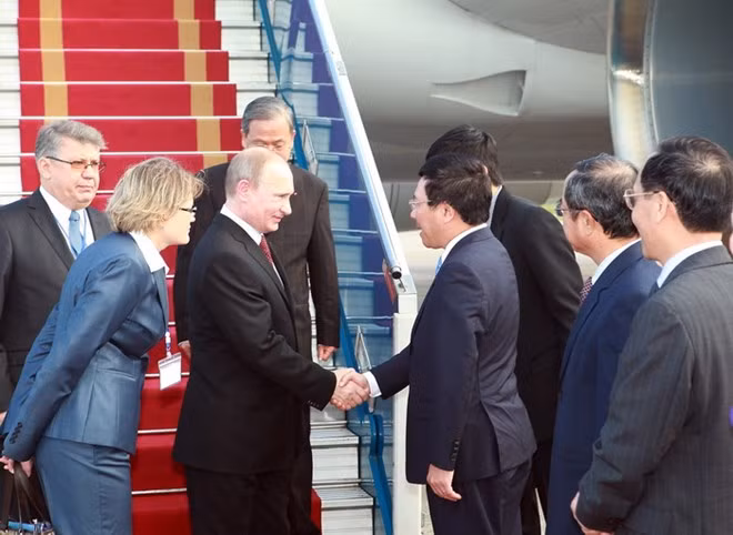 Bộ trưởng Ngoại giao Phạm Bình Minh đón tiếp Tổng thống Nga Vladimir Putin tại Hà Nội. (Ảnh: Trọng Đức/TTXVN)