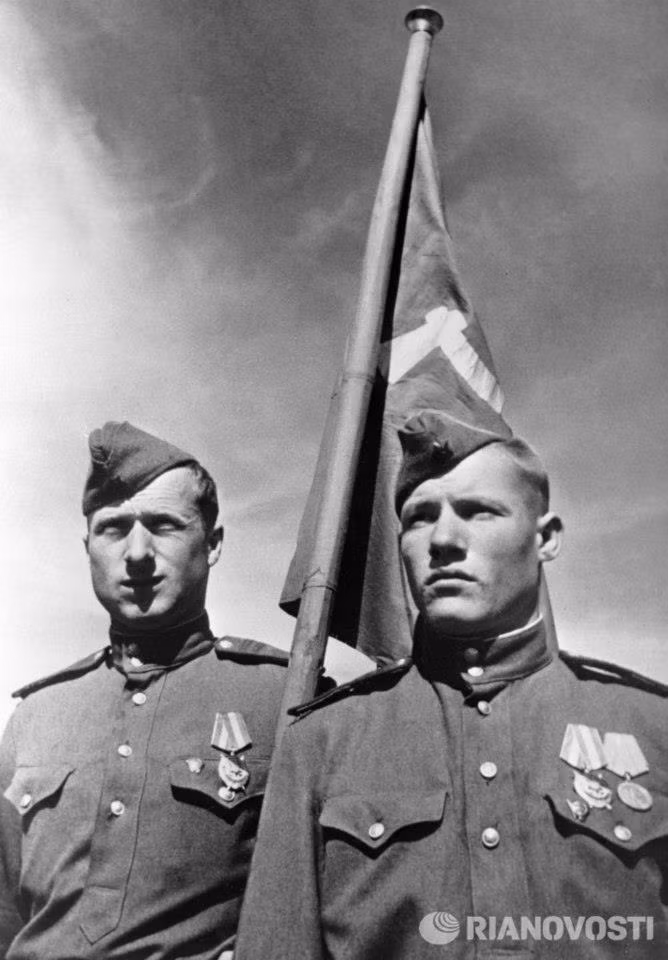 Chiến sĩ Mikhail Yegorov (phải) và Melito Kantariya (trái) giương lá cờ chiến thắng tại Reichstan, Berlin.