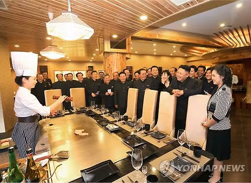 Vợ chồng nhà lãnh đạo Kim Jong-un (bên phải) thăm khu phức hợp y tế hiện đại mới khai trương. Vợ chồng nhà lãnh đạo Kim Jong-un (bên phải) thăm khu phức hợp y tế hiện đại mới khai trương.