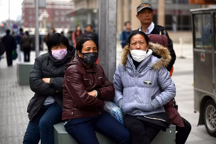 Một nhóm các phụ nữ Trung Quốc đeo khẩu trang khi họ ngồi bên đường phố ở Bắc Kinh ngày 19 tháng 4 năm 2013. Một nhóm các phụ nữ Trung Quốc đeo khẩu trang khi họ ngồi bên đường phố ở Bắc Kinh ngày 19 tháng 4 năm 2013.