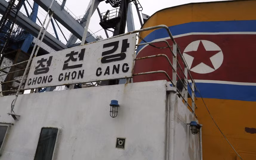 Bên ngoài tàu Chong Chon Gang.