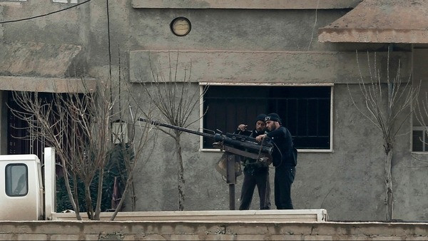 Phiến quân đứng trong thị trấn Ras al-Ain của Syria được nhìn thấy từ thị trấn biên giới Ceylanpinar, tỉnh Sanliurfa, của Thổ Nhĩ Kỳ. Phiến quân đứng trong thị trấn Ras al-Ain của Syria được nhìn thấy từ thị trấn biên giới Ceylanpinar, tỉnh Sanliurfa, của Thổ Nhĩ Kỳ.