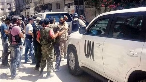 Các thanh tra LHQ được quân nổi dậy tháp tùng trong thời gian làm nhiệm vụ ở Syria. Các thanh tra LHQ được quân nổi dậy tháp tùng trong thời gian làm nhiệm vụ ở Syria.