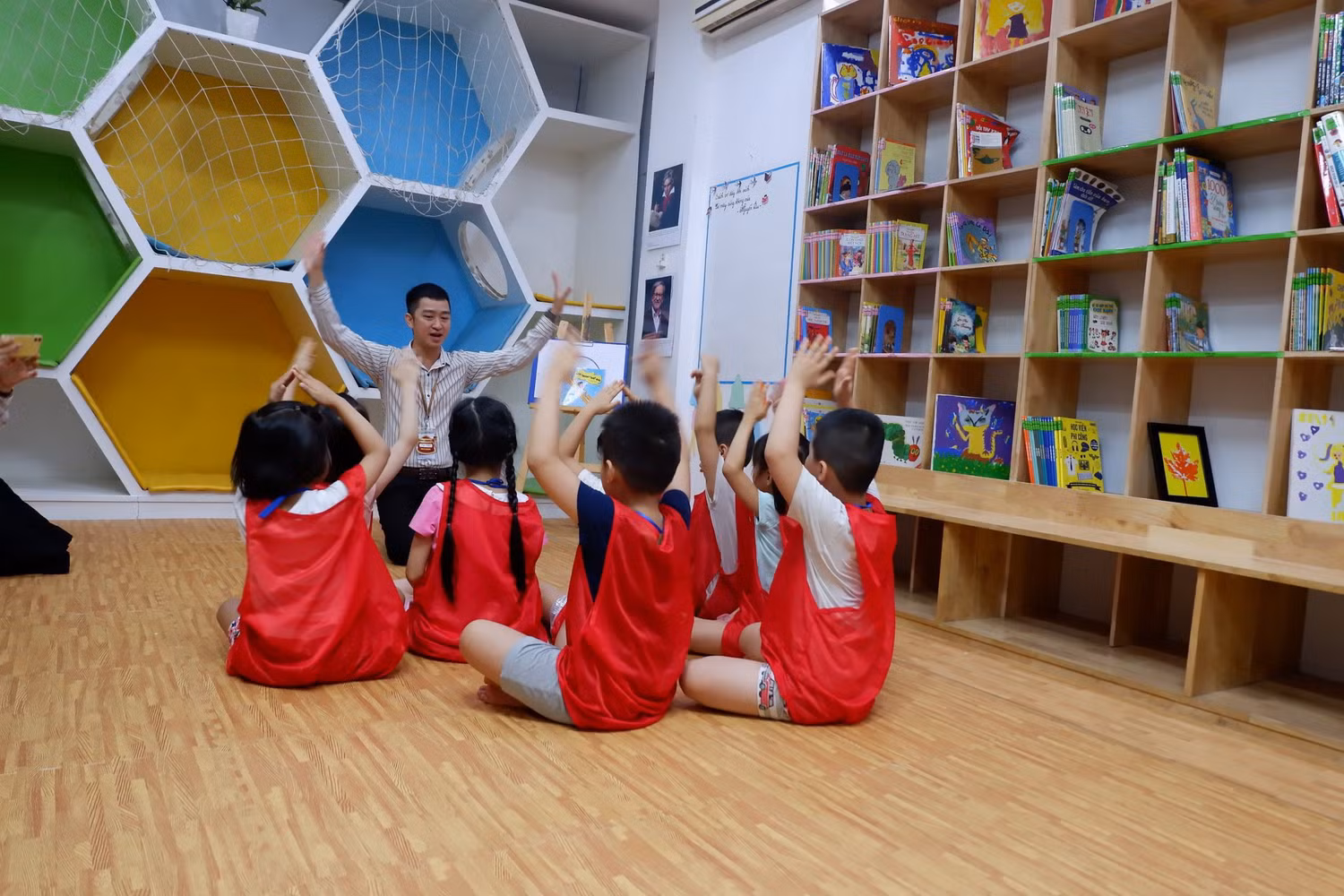 Học sinh M.E được các thầy cô cùng đọc sách theo phương pháp mới của vị chuyên gia người Nhật, học sinh nào cũng rất thích. Ảnh: NVCC.