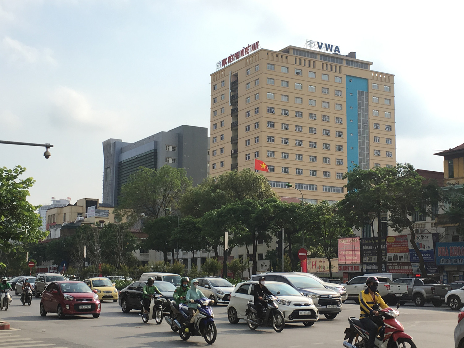 Học viện Phụ nữ Việt Nam nằm trên một trong những tuyến phố đắt nhất Thủ đô đã cho thuê gần hết mặt ngoài vì lợi ích trước mắt. Ảnh: Vũ Phương.