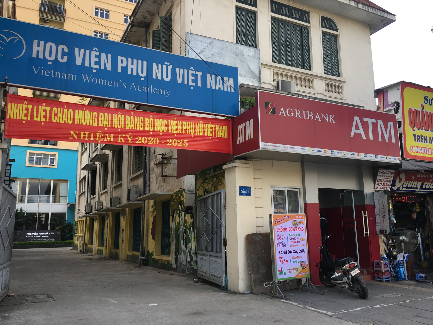 Cổng B của Học viện Phụ nữ Việt Nam lọt thỏm giữa những hàng quán thuê mặt bằng của Học viện. Ảnh: Vũ Phương.