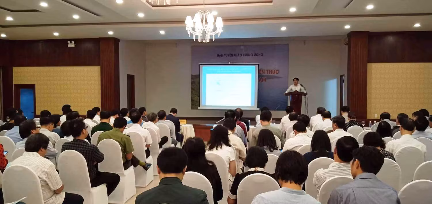 Các đại biểu tham gia buổi tập huấn về biển đảo.