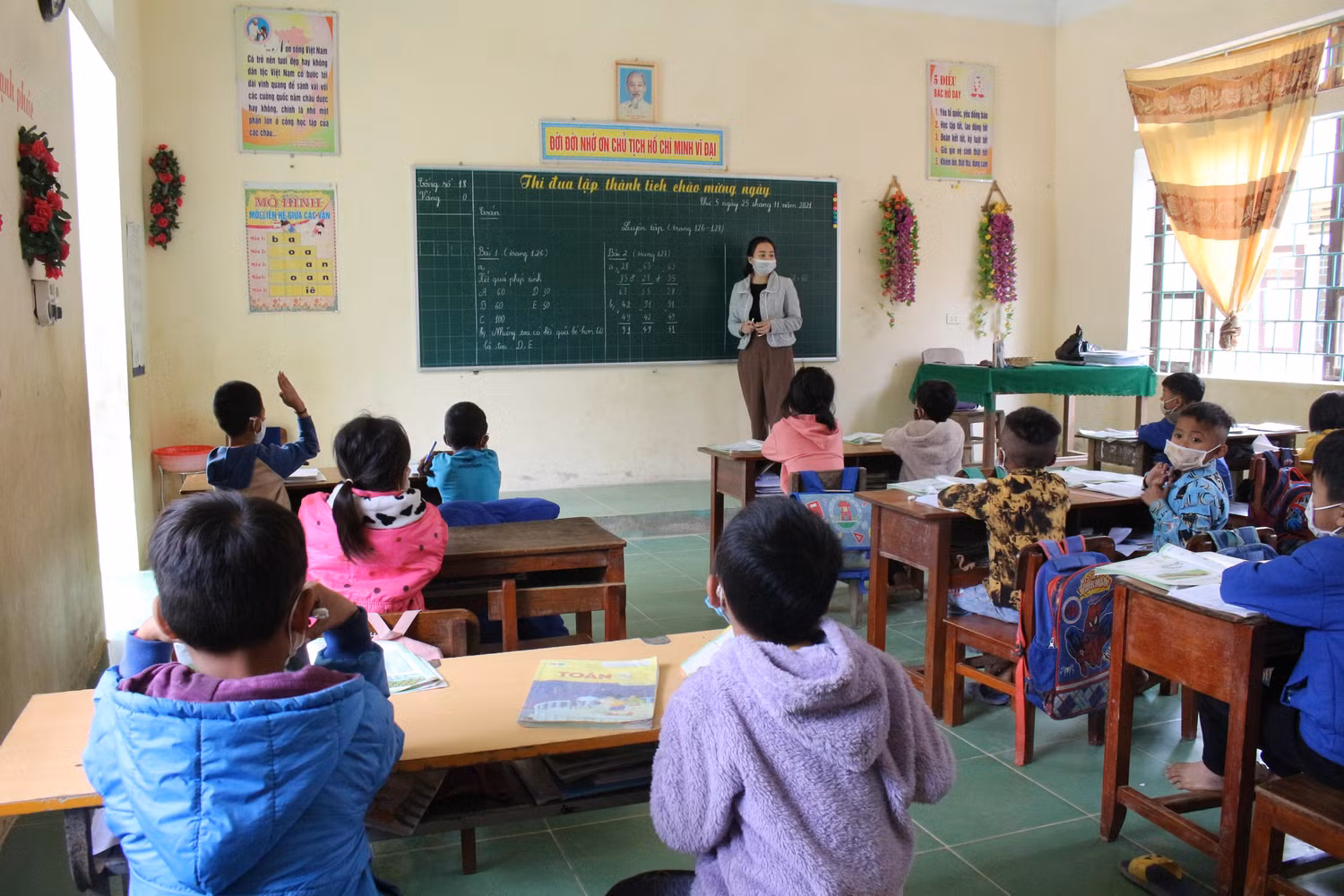 Học sinh đến trường học trực tiếp cần phải đảm bảo an toàn trong bối cảnh dịch bệnh đang diễn biến phức tạp luôn là ưu tiên hàng đầu với các trường ở Nghệ An. Ảnh: Trung Dũng Học sinh đến trường học trực tiếp cần phải đảm bảo an toàn trong bối cảnh dịch bệnh đang diễn biến phức tạp luôn là ưu tiên hàng đầu với các trường ở Nghệ An. Ảnh: Trung Dũng