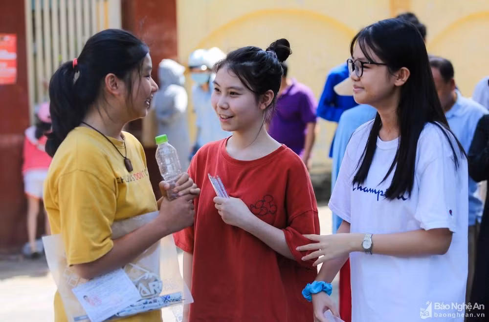 Các thí sinh trong kỳ thi vào 10 năm học 2021-2022 tại Nghệ An. Ảnh: Báo Nghệ An