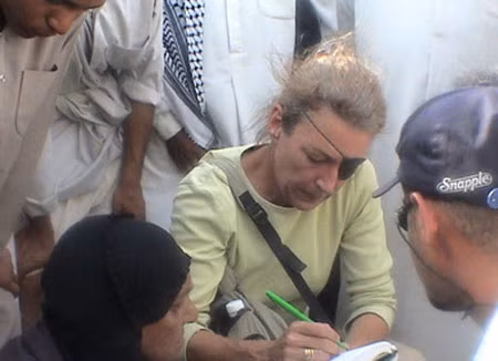 Nhà báo Marie Colvin trong bộ phim tài liệu Bearing witness về những người phụ nữ trong chiến tranh (Ảnh: BBC).