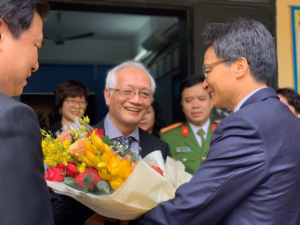 Nhân kỷ niệm 37 năm ngày Nhà giáo Việt Nam (20/11/1982 - 20/11/2019), ngày 20/11, Phó Thủ tướng Chính phủ Vũ Đức Đam đến chúc mừng và bày tỏ sự biết ơn đối với các thế hệ nhà giáo của Trường Trung học phổ thông Đinh Tiên Hoàng (Hà Nội). (Ảnh: Thùy Linh)