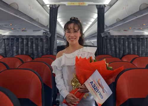 Bà Nguyễn Thị Phương Thảo - Tổng giám đốc Vietjet vui mừng và tự hào trên tàu bay mới A321neo. Ảnh: Vietjet. Bà Nguyễn Thị Phương Thảo - Tổng giám đốc Vietjet vui mừng và tự hào trên tàu bay mới A321neo. Ảnh: Vietjet.