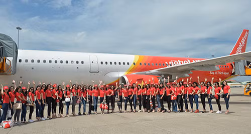 63 người đẹp thi Hoa hậu hoàn vũ rực rỡ trong sắc đỏ của Vietjet.