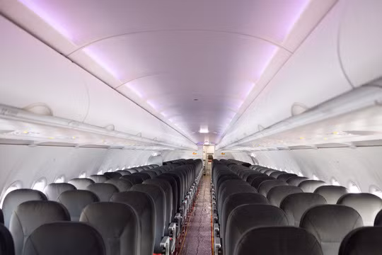Hệ thống đèn LED đổi màu giúp tạo cảm giác thông thoáng và thoải mái cho hành khách. Ảnh: Vietjet Hệ thống đèn LED đổi màu giúp tạo cảm giác thông thoáng và thoải mái cho hành khách. Ảnh: Vietjet