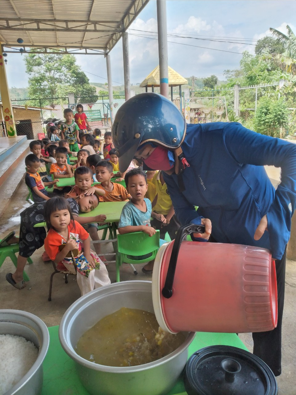 Cô nuôi ở trường Mầm non Tân Liên chia cơm ở điểm trường Cheng. Ảnh: LC Cô nuôi ở trường Mầm non Tân Liên chia cơm ở điểm trường Cheng. Ảnh: LC
