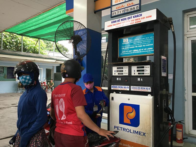 Sau 3 lần liên tiếp giảm nhẹ, giá xăng dầu đồng loạt được Liên bộ điều chỉnh tăng. Ảnh: V.P.