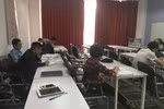 Lớp thạc sĩ ngành Quản lý kinh tế của Trường đại học Trưng Vương học ngay tại tầng 1 của một tòa nhà chung cư trên phố Thành Thái (Cầu Giấy, Hà Nội). Ảnh: Vũ Phương.