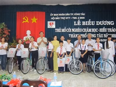 Trao quà từ thiện.