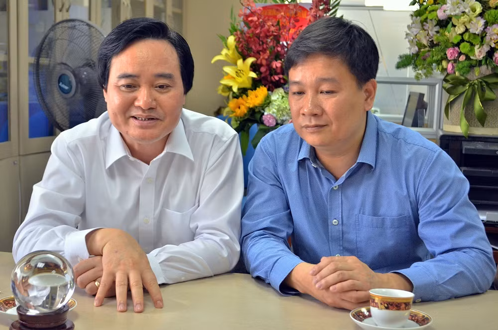 Bộ trưởng Phùng Xuân Nhạ (bìa trái) trao đổi thân mật với Tổng biên tập Nguyễn Tiến Bình Bộ trưởng Phùng Xuân Nhạ (bìa trái) trao đổi thân mật với Tổng biên tập Nguyễn Tiến Bình
