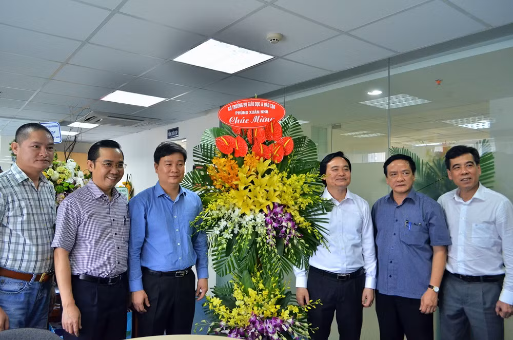 Bộ trưởng Phùng Xuân Nhạ cùng đoàn cán bộ của Bộ GD&ĐT chụp ảnh kỷ niệm với Ban biên tập Báo điện tử GDVN Bộ trưởng Phùng Xuân Nhạ cùng đoàn cán bộ của Bộ GD&ĐT chụp ảnh kỷ niệm với Ban biên tập Báo điện tử GDVN