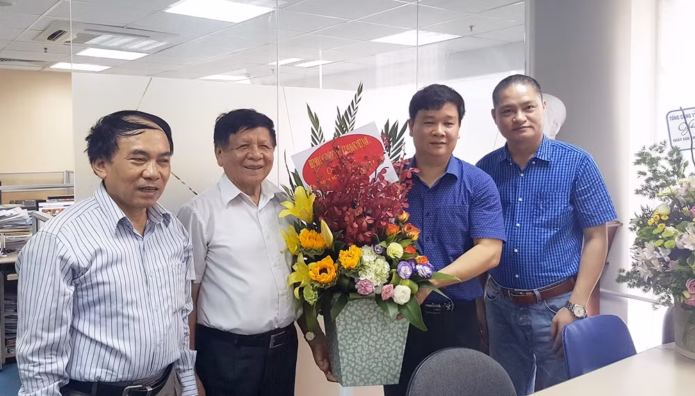 Phó Giáo sư Trần Xuân Nhĩ (thứ 2 từ trái qua), Tiến sĩ Văn Đình Ưng (ngoài cùng bên trái) thay mặt Hiệp hội Đại học và Cao đẳng Việt Nam tới thăm và chúc mừng Báo. Phó Giáo sư Trần Xuân Nhĩ (thứ 2 từ trái qua), Tiến sĩ Văn Đình Ưng (ngoài cùng bên trái) thay mặt Hiệp hội Đại học và Cao đẳng Việt Nam tới thăm và chúc mừng Báo.