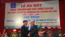 Thứ trưởng Bộ GD&ĐT Nguyễn Vinh Hiển trao Quyết định thanh lập Trung tâm Kiểm định cho Hiệp hội các trường đại học, cao đẳng Việt Nam. Ảnh Xuân Trung Thứ trưởng Bộ GD&ĐT Nguyễn Vinh Hiển trao Quyết định thanh lập Trung tâm Kiểm định cho Hiệp hội các trường đại học, cao đẳng Việt Nam. Ảnh Xuân Trung
