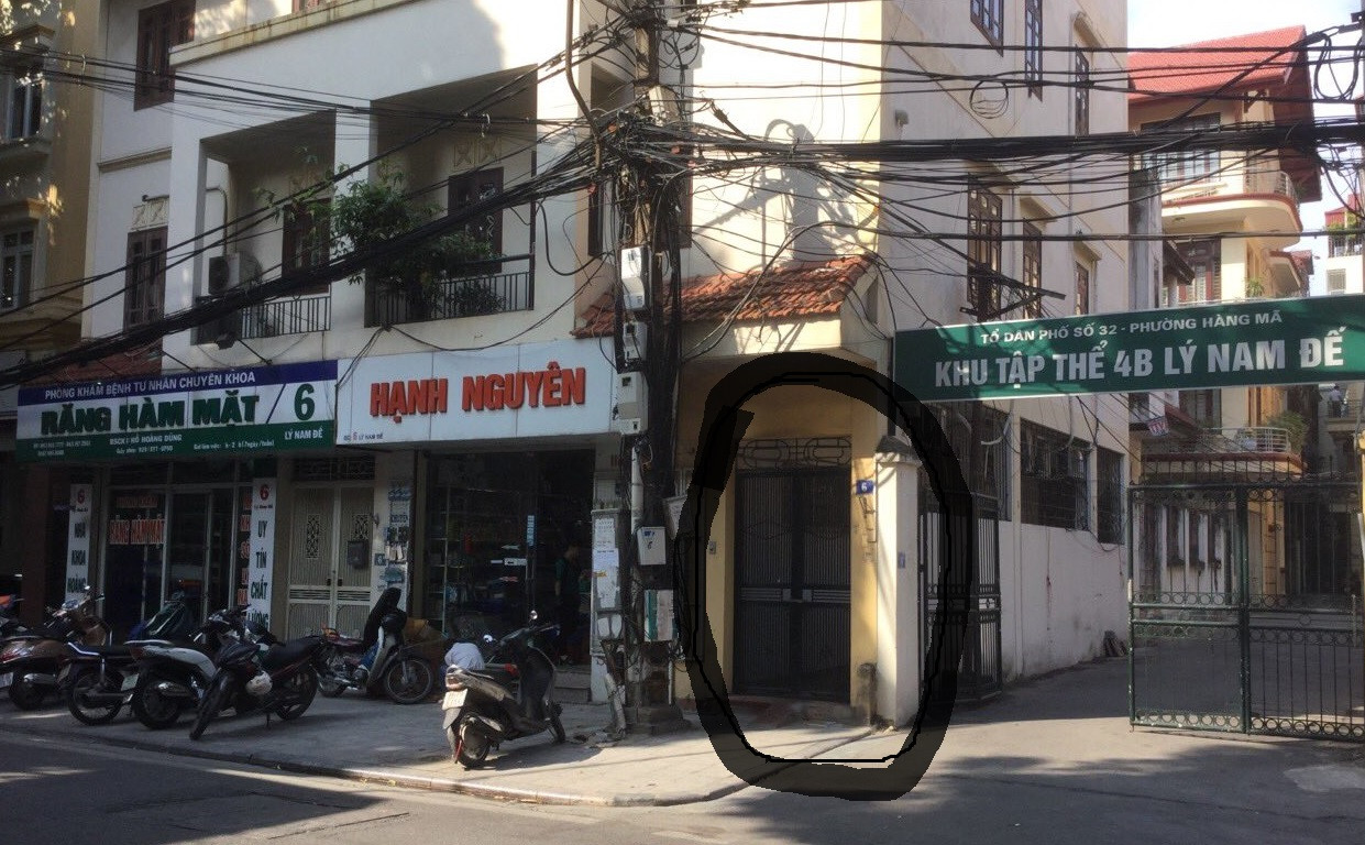 Nhà số 6 có diện tích 300m2 với mặt tiền rộng tới 14m. Sau này được chia làm 4, trong đó nhà số 6 và 6A ở mặt phố; nhà 6B và 6C đi cổng vàng (vòng tròn đen). Nhưng khi ông Nguyễn Quang Vinh mua nhà 6B và 6C thì lối đi này bỗng nhiên bị xây bịt để lấy cớ đưa ra yêu sách mở lối đi sang ngõ 4B. ảnh: DL.