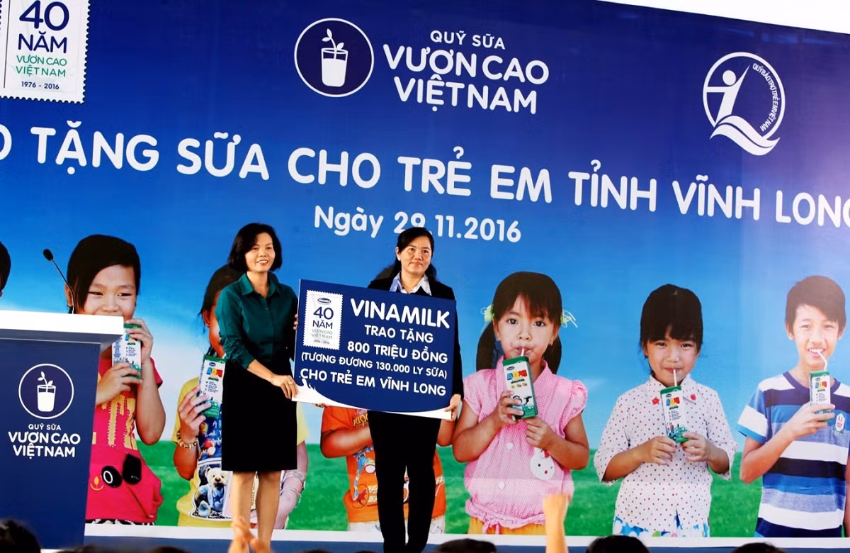 Bà Bùi Thị Hương – Giám Đốc Điều hành Vinamilk trao tặng bảng tượng trưng 130.000 ly sữa với tổng trị giá 800 triệu đồng của Quỹ Sữa Vươn Cao Việt Nam cho học sinh nghèo Vĩnh Long. Bà Bùi Thị Hương – Giám Đốc Điều hành Vinamilk trao tặng bảng tượng trưng 130.000 ly sữa với tổng trị giá 800 triệu đồng của Quỹ Sữa Vươn Cao Việt Nam cho học sinh nghèo Vĩnh Long.
