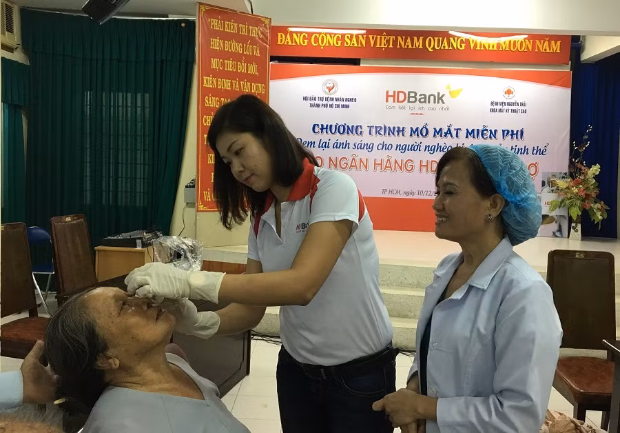 HDBank tài trợ chương trình mổ mắt miễn phí, đem lại ánh sáng cho những người nghèo bị đục thủy tinh thể. HDBank tài trợ chương trình mổ mắt miễn phí, đem lại ánh sáng cho những người nghèo bị đục thủy tinh thể.