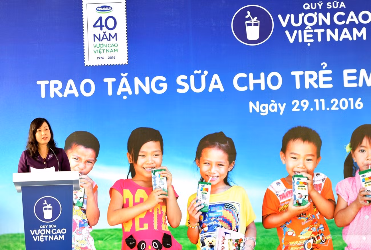 Bà Đào Hồng Lan - Thứ trưởng Bộ Lao động-Thương bình và Xã hội chia sẻ về ý nghĩa nhân văn của chương trình Quỹ sữa Vươn cao Việt Nam. Bà Đào Hồng Lan - Thứ trưởng Bộ Lao động-Thương bình và Xã hội chia sẻ về ý nghĩa nhân văn của chương trình Quỹ sữa Vươn cao Việt Nam.