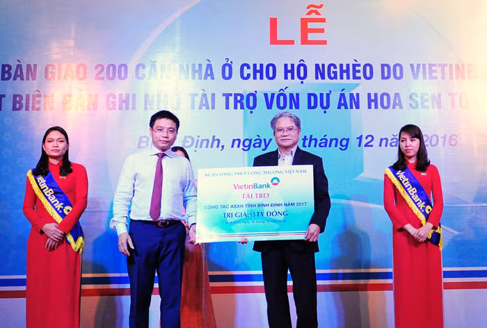 Ông Nguyễn Văn Thắng - Chủ tịch HĐQT VietinBank (thứ 2 từ trái qua) trao biển tài trợ 15 tỷ đồng thực hiện công tác an sinh xã hội năm 2017 cho tỉnh Bình Định. Ông Nguyễn Văn Thắng - Chủ tịch HĐQT VietinBank (thứ 2 từ trái qua) trao biển tài trợ 15 tỷ đồng thực hiện công tác an sinh xã hội năm 2017 cho tỉnh Bình Định.